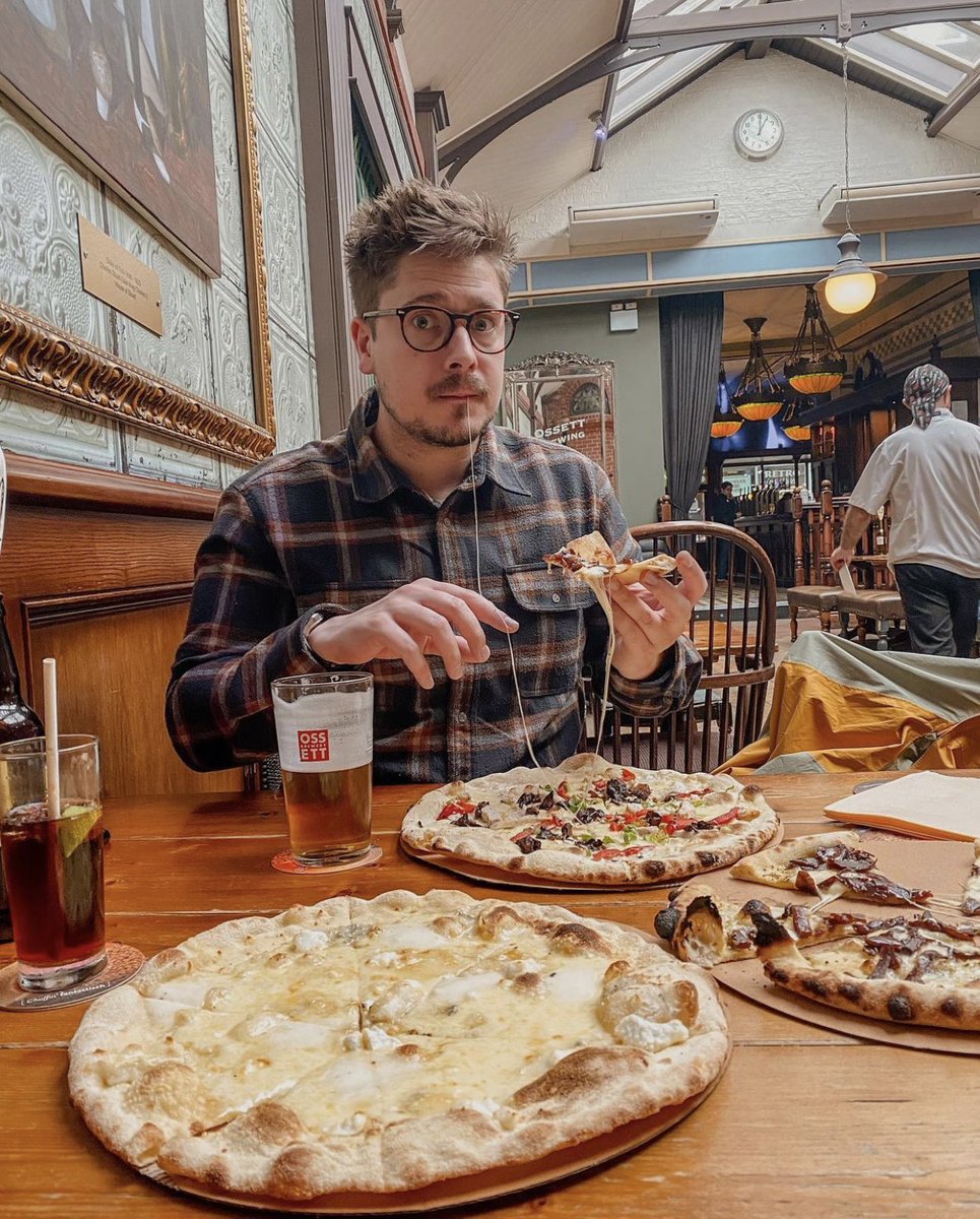 This looks like our kind of pizza party 🍕❤️

Time to fill your bellies with pizzas and pints 🍺

📸 @thehungryspanish
