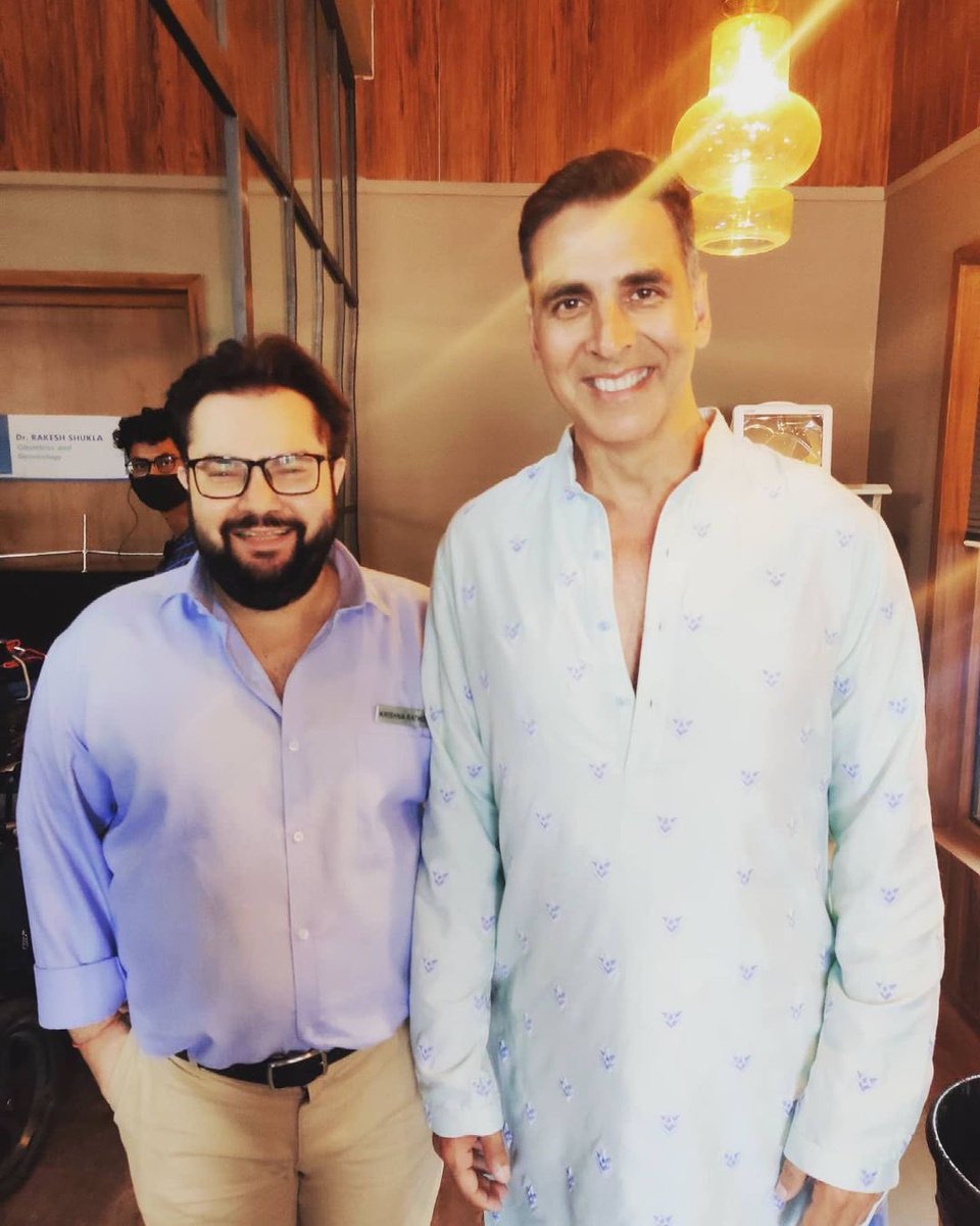AKFansGroup's tweet photo. PHOTO- @akshaykumar spotted with an actor at mehboob studio in mumbai today. https://t.co/NlCSo5IADu