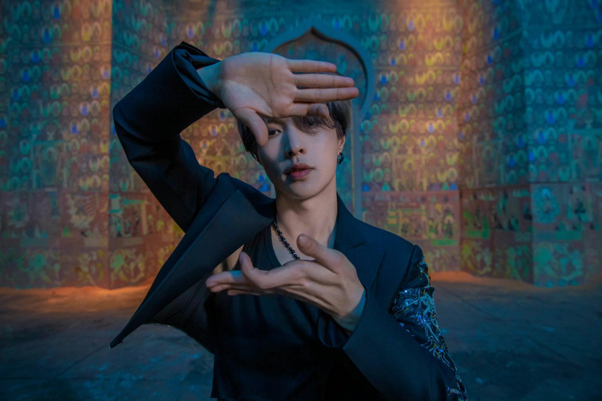 lay_studio's tweet photo. Through our ears for thousands of years, the "Flying Apsaras" tells us a great story. A dance for the #FlyingApsaras is engraved in the mural room. @layzhang enters the 5D world made by M-POP. https://t.co/aVVuq9GpXd