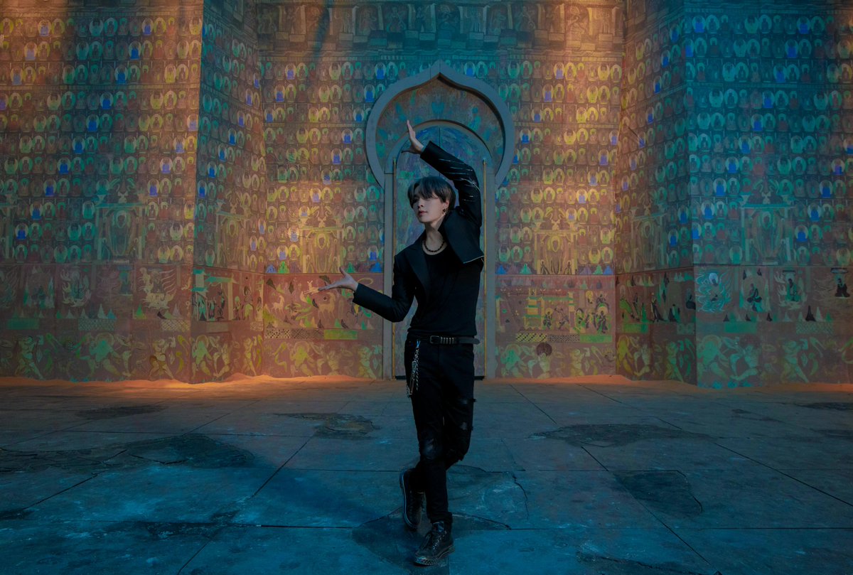 lay_studio's tweet photo. Through our ears for thousands of years, the "Flying Apsaras" tells us a great story. A dance for the #FlyingApsaras is engraved in the mural room. @layzhang enters the 5D world made by M-POP. https://t.co/aVVuq9GpXd