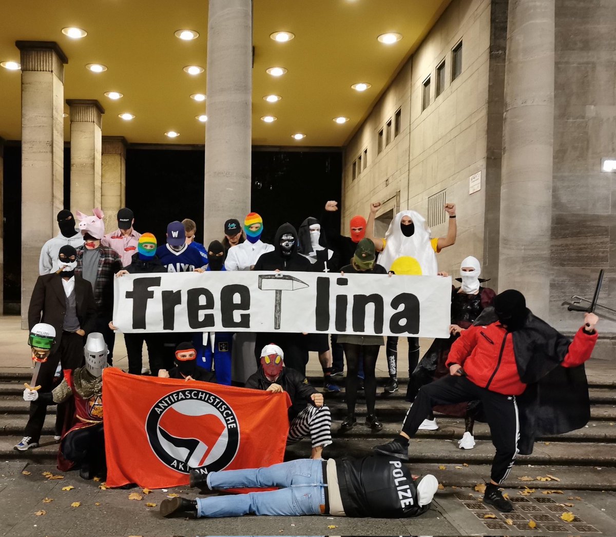 Liebe, Solidarität und Kraft gehen raus an Lina.

Unterstützt die Betroffenen im Antifa Ost Prozess.

soli-antifa-ost.org
freiheitfuerlina.noblogs.org

#freelina #antifaost #freeallantifas #zusammenhalt #wirsindallelinx