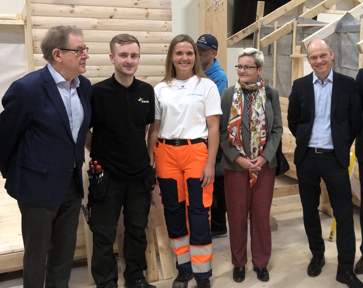 JabBay's tweet photo. Velkommen til Poul Nyrup som fmd for Euroskills👍🏼Vi skal vinde medaljer til DK🥇og vise de gode muligheder i #EUD. Danmark har brug for dygtige erhvervsuddannede😊⁦⁦@SkillsDenmark⁩ ⁦@Dansk_Arbgiver⁩ ⁦@FH_dk2019⁩ ⁦@RosenkrantzT⁩ https://t.co/u483aXMfr2