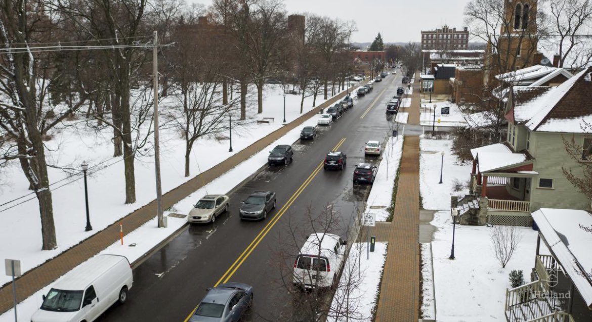 MarkTomasovic's tweet photo. The city of Holland, Michigan has heated streets and sidewalks

Hot water from a nearby power plant circulates through 120 miles of piping underneath the pavement. The streets melt 1 inch of snow per hour https://t.co/boQAuG5VZE