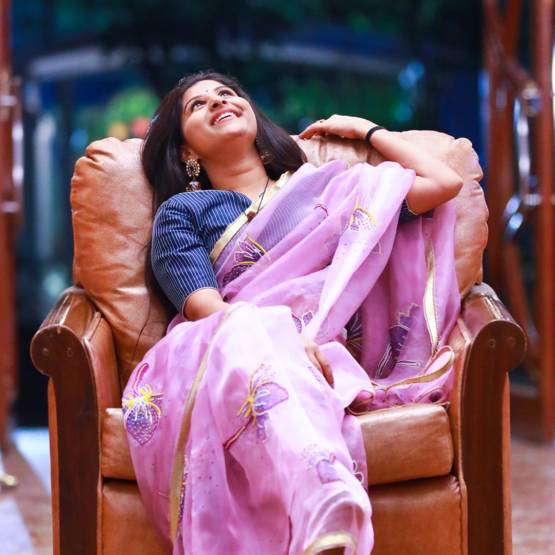 iamMangli's tweet photo. You need to be ‘odd’ to become number ‘one’.

Outfit &amp; jewellery :  @sthriofficial
Pc : @mh_photography_143
EC : @ArettyRam

#Mangli  #Telangana  #AndhraPradesh  #FolkQueen #TelanganaSongs  #janapadam #India  #Fashion #Beauty #queen #Hyderabad #Banjara #MangliSinger  #MangliSongs https://t.co/aO6tAacPLO