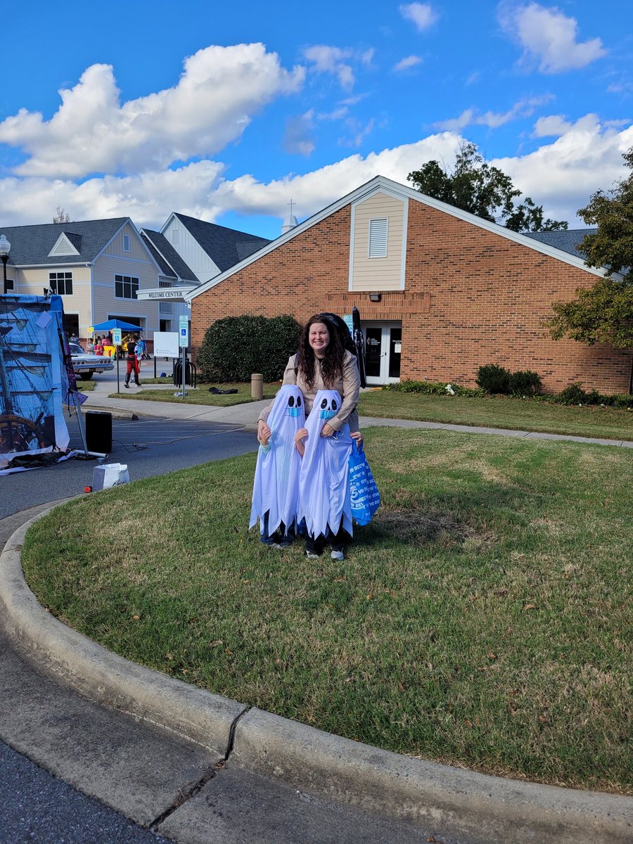 jennam2323's tweet photo. Fun times at Trunk or Treat with the family. Ghostbusters and my little ghosts. https://t.co/8IgtWDUF0V