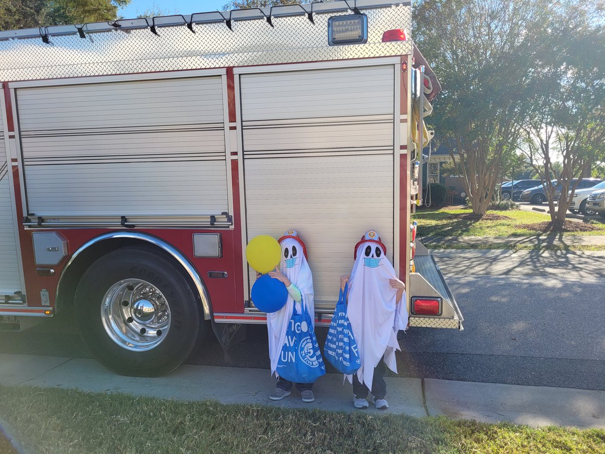 jennam2323's tweet photo. Fun times at Trunk or Treat with the family. Ghostbusters and my little ghosts. https://t.co/8IgtWDUF0V