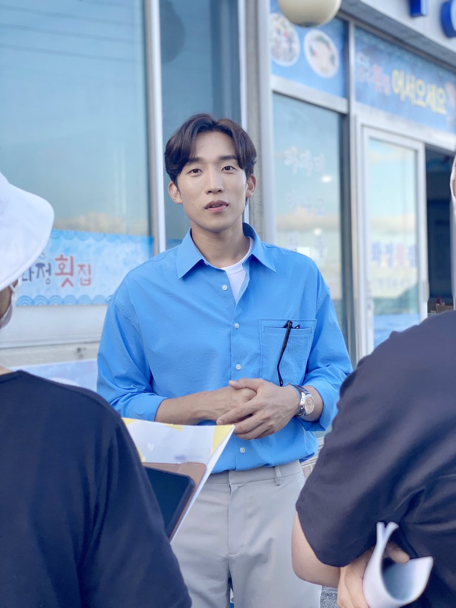 goodfriends2020's tweet photo. 이상이 in 굿하인드📷
-
🤭 태평양어깨 자랑중인 동글동글 뒷태상이
👀 회의중에(?) 심쿵사 유발하는 카컨상이
💙 하늘이랑 바다보다 더 푸르른 청량상이 

찐가을의 중심에서 외쳐보는 여름상이 모먼트📷
-
#이상이 #배우 #피엘케이굿프렌즈 #여름상이 #비하인드 #굿하인드📷 https://t.co/lHwkayXOSS