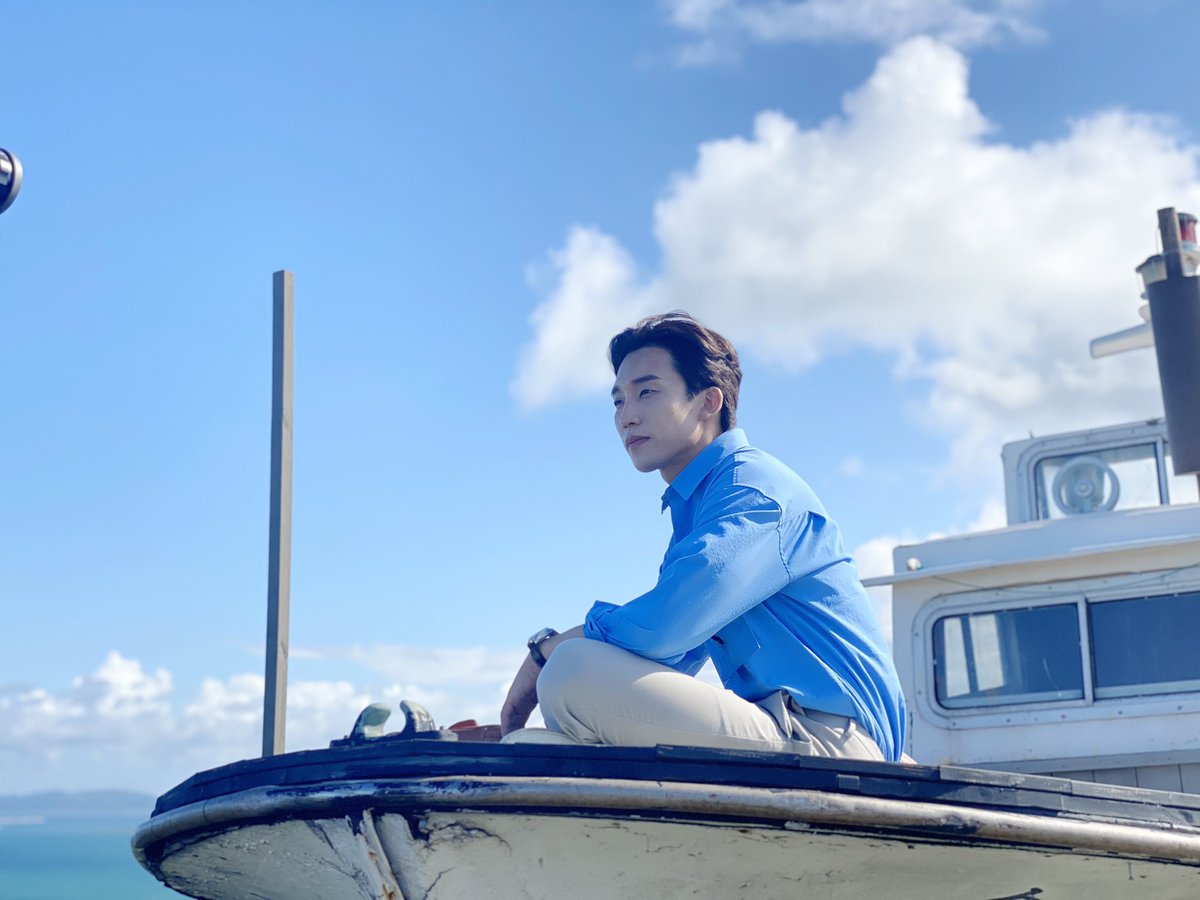 goodfriends2020's tweet photo. 이상이 in 굿하인드📷
-
🤭 태평양어깨 자랑중인 동글동글 뒷태상이
👀 회의중에(?) 심쿵사 유발하는 카컨상이
💙 하늘이랑 바다보다 더 푸르른 청량상이 

찐가을의 중심에서 외쳐보는 여름상이 모먼트📷
-
#이상이 #배우 #피엘케이굿프렌즈 #여름상이 #비하인드 #굿하인드📷 https://t.co/lHwkayXOSS