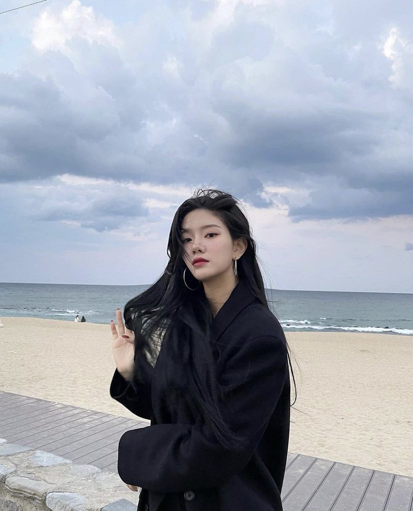 RAYEONLOOKS's tweet photo. your camera roll if rayeon was your girlfriend https://t.co/rT1tZ95Xjc