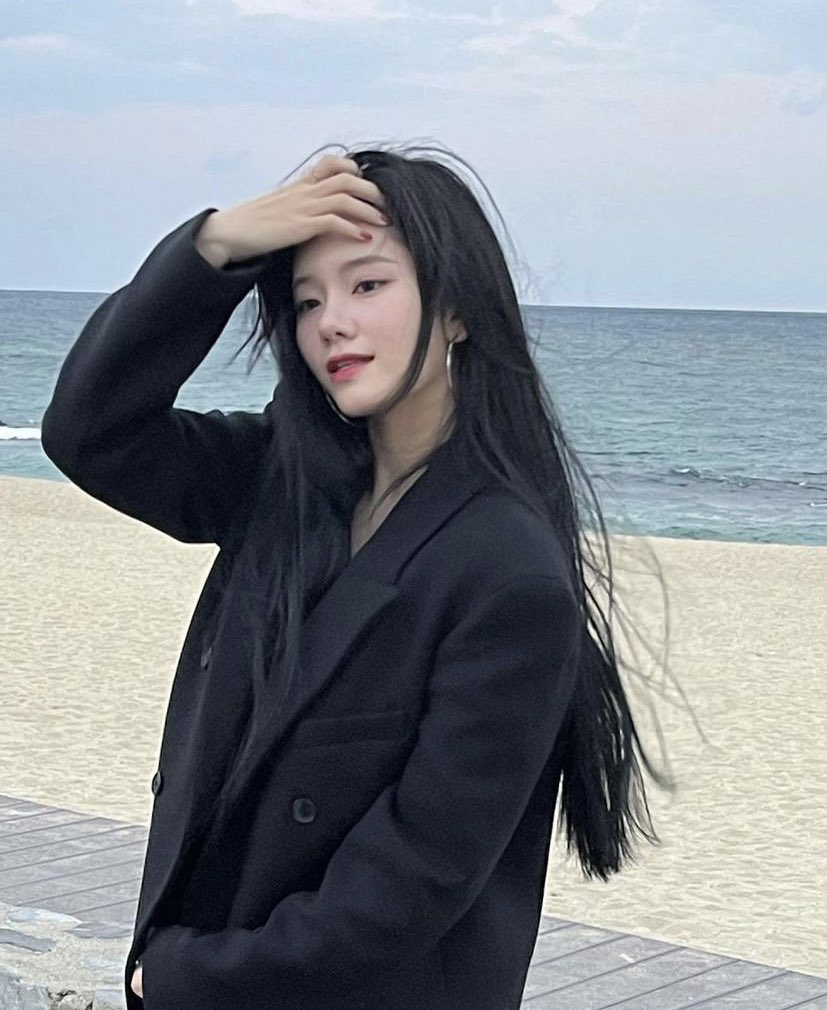 RAYEONLOOKS's tweet photo. your camera roll if rayeon was your girlfriend https://t.co/rT1tZ95Xjc