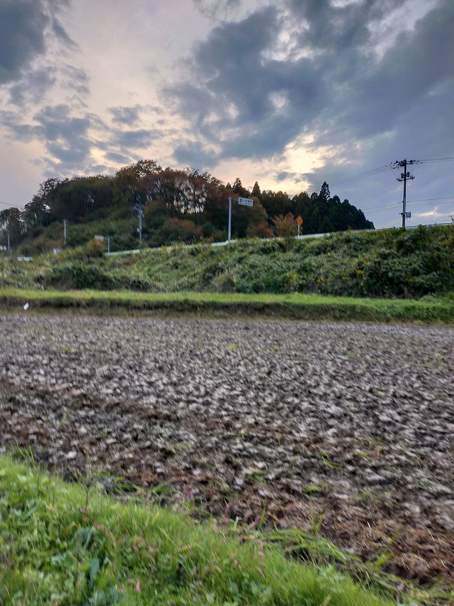 hamatsutomoaki's tweet photo. 夕闇が迫る中、広野町からいわき市に入りました！今回は末続駅迄としまして、一旦、旅を切り上げ、次回は末続駅から歩きます(^_^)さて、いよいよ、いわき市に辿り着き、今回の歩く旅も終盤を迎えております！！
#なすびが歩くうつくしま浜街道トレイル https://t.co/0zJkbLh9Cz