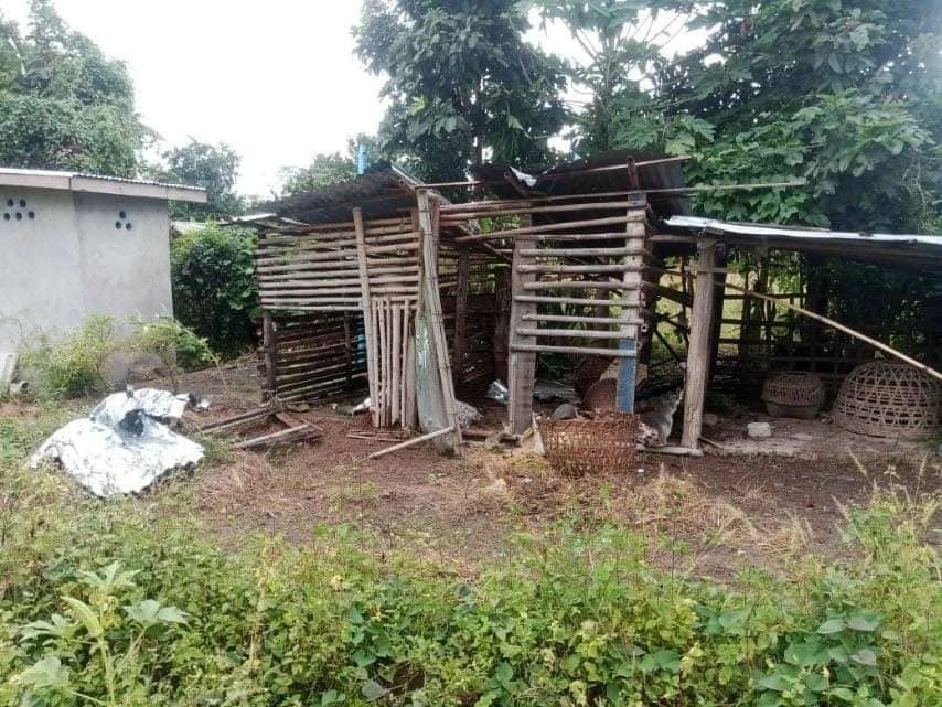 huangsizzie's tweet photo. Military terrorists shelled artilleries for at least 5 times in Khoutpalaut village, Demoso tsp, at about 7pm last night, causing destruction in some places, reportedly.
MYANMAR NEEDS HELP
#WhatsHappeningInMyanmar
#Nov1Coup https://t.co/NyKJ9dlGVz