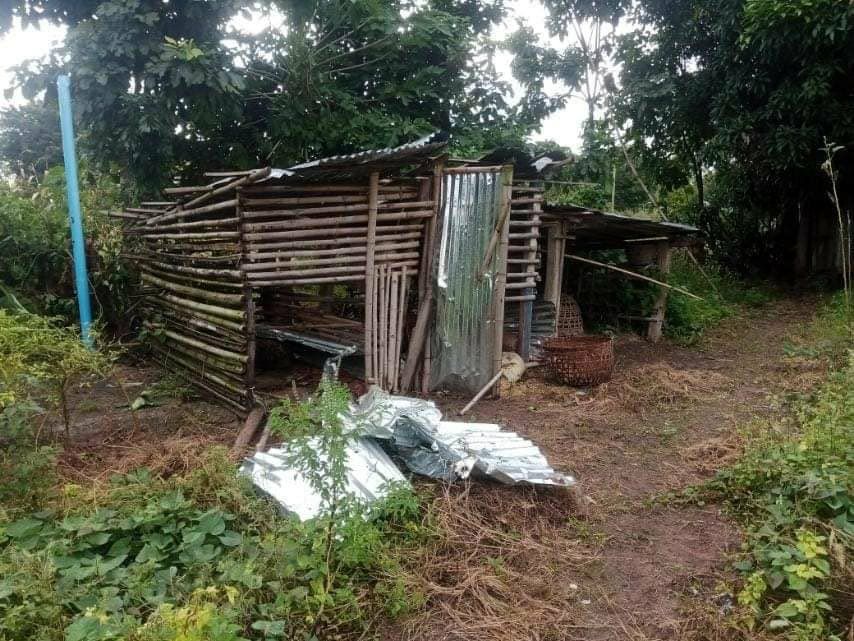 huangsizzie's tweet photo. Military terrorists shelled artilleries for at least 5 times in Khoutpalaut village, Demoso tsp, at about 7pm last night, causing destruction in some places, reportedly.
MYANMAR NEEDS HELP
#WhatsHappeningInMyanmar
#Nov1Coup https://t.co/NyKJ9dlGVz