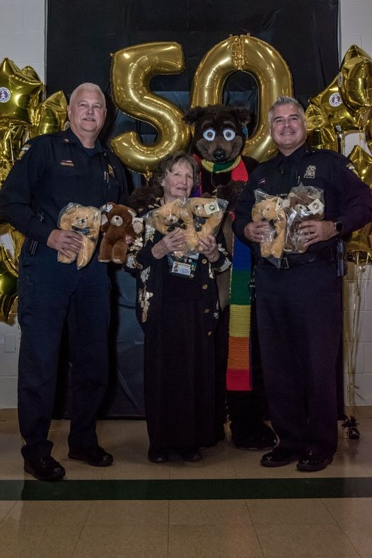 THE_BJBUTTONS's tweet photo. 2 Years Ago
#fursuitfriday #fursuit #fursuiter #fursuiting #furry #fursuitclub #Waldolf with @GoodBearsOfTheWorld #GoodBears #goodBearsOfTheWorld #GBW #GBotW Chairperson Teriie Stong and 2 #Toledo Police officers at the Bear gifting in #Toledo OH. https://t.co/Dg7IGgXe2Y