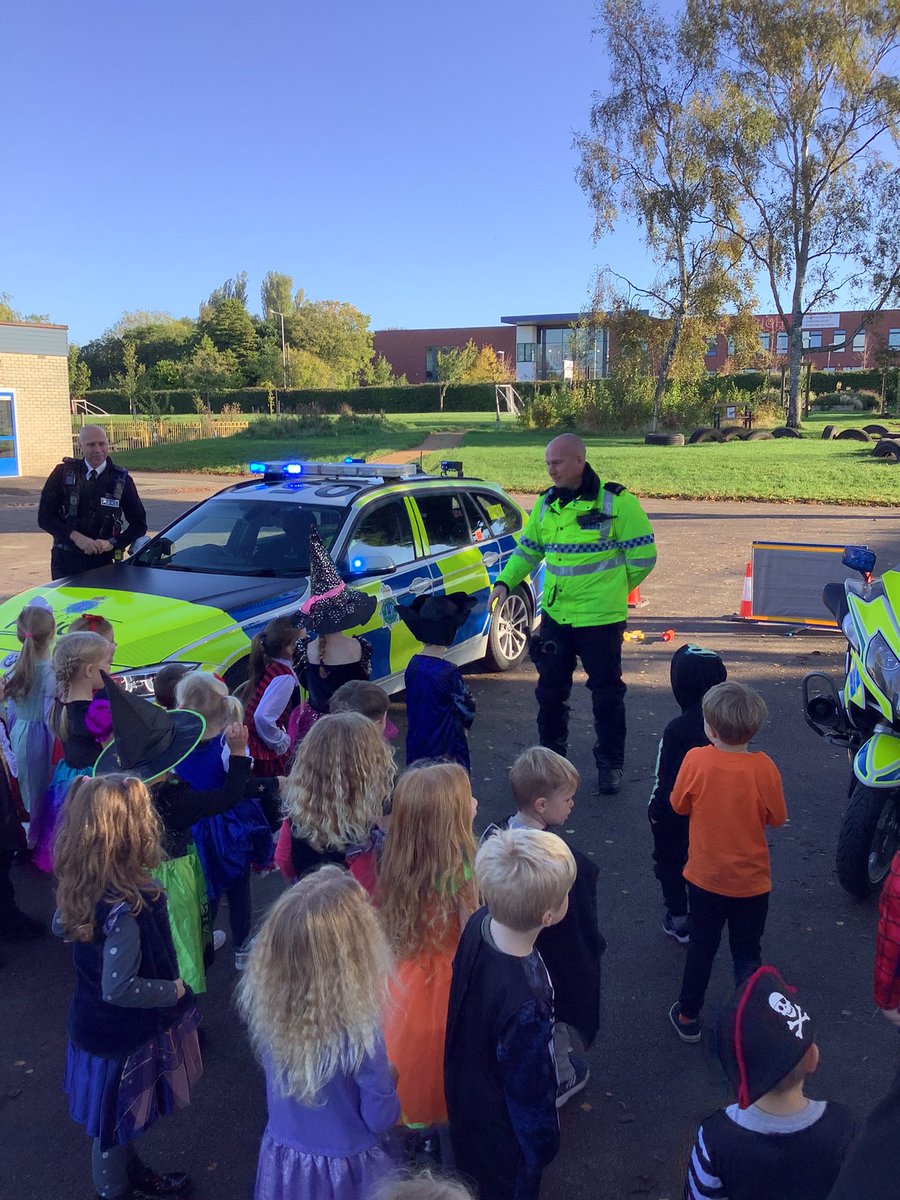 HodkinsonRBL's tweet photo. Just before we broke up for half term, we had another exciting day! We got to meet some real life Police Officers. They spent time with us talking about how they help us. Thank you so much for coming along. 😊 👮‍♀️ 👮‍♂️ 🚓 https://t.co/7pbqNK49ry