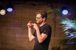 FODOK's tweet photo. JEUGDPROGRAMMA HANDS UP
Op zaterdag 13 november start KRO-NCRV met het nieuwe jeugdprogramma Hands Up, het eerste tv-programma met dove en slechthorende kandidaten.
#Gebaren #Jeugdprogramma https://t.co/YGC1Ws5Mos