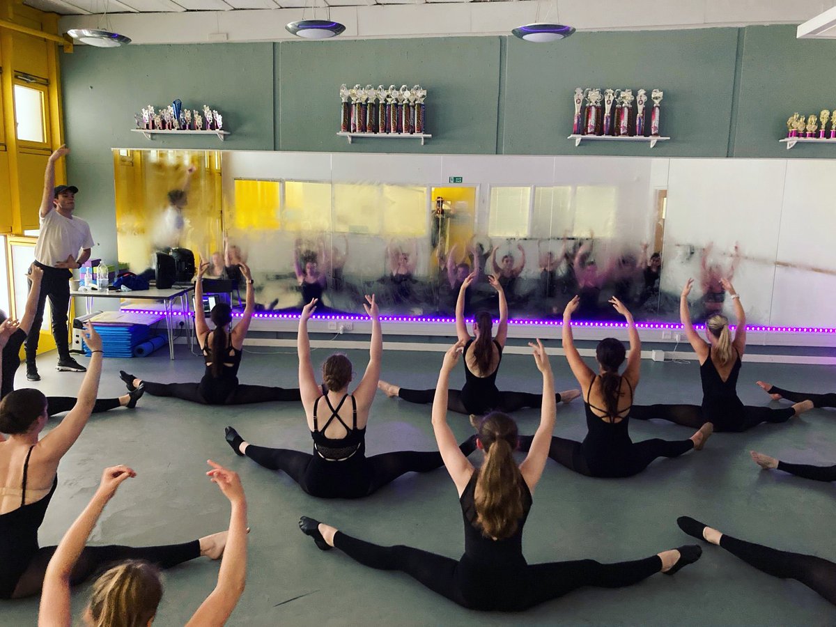 londoncollegePA's tweet image. It’s MONDAY! have a great week everyone! 

#JazzTechnique with Joel Cooper. 

💃🏽🕺🏼

#londoncollegepa #londoncollegeofperformingarts #performingarts #dance #dancers #dancing #choreography #performance #jazz #MondayMotivation