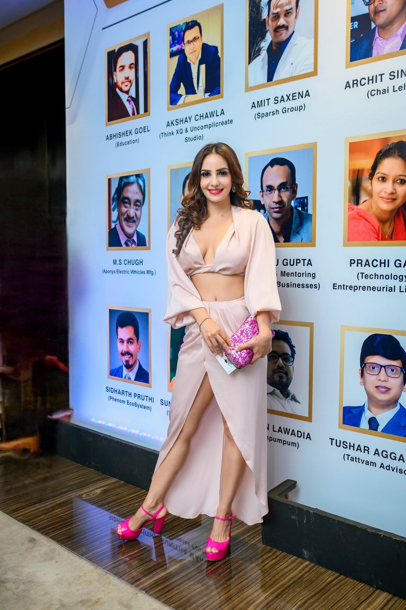 AnchorPiya's tweet photo. Delhi Times Fashion Week #talentpartner @talentfactory_official  #eventby @whiteflash_official 
Paparazzi Moment Pictures #wearing @kapdabymanioberoi #clicks @omegaproductions2012 And @sulakshvigphotography 
#anchorpiyasharma https://t.co/v4jGpRBq45