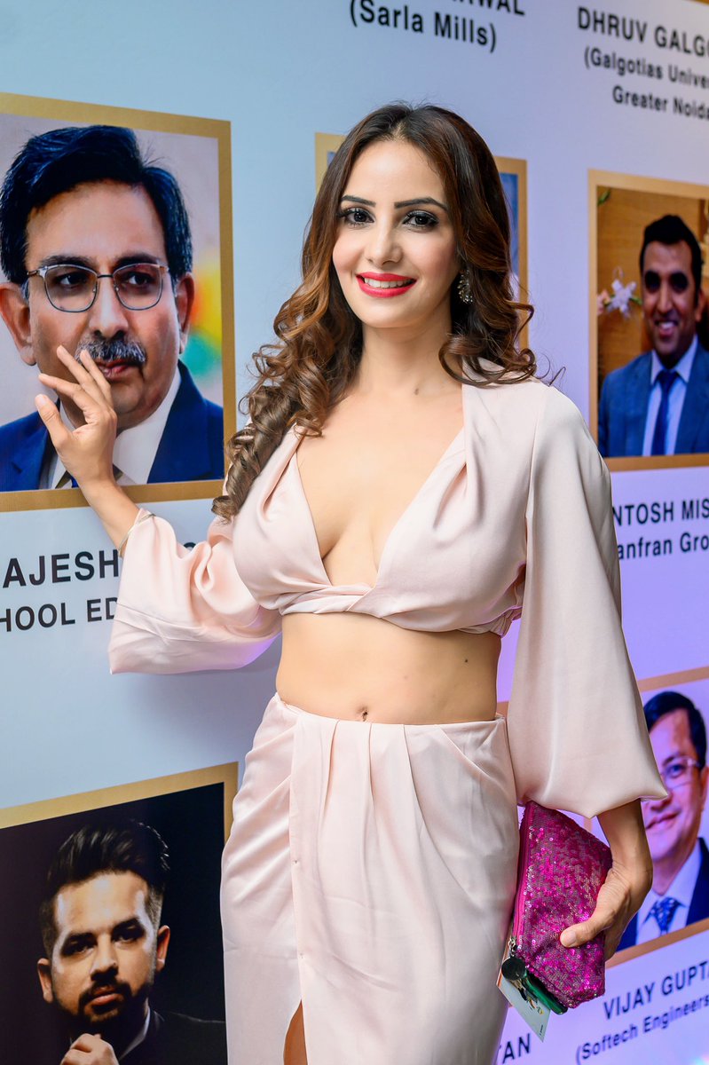 AnchorPiya's tweet photo. Delhi Times Fashion Week #talentpartner @talentfactory_official  #eventby @whiteflash_official 
Paparazzi Moment Pictures #wearing @kapdabymanioberoi #clicks @omegaproductions2012 And @sulakshvigphotography 
#anchorpiyasharma https://t.co/v4jGpRBq45