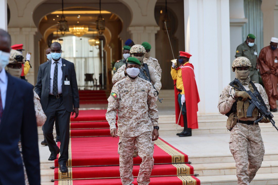 PresidenceMali's tweet photo. Sous la présidence de SE, le Col Assimi GOÏTA, Président de la Transition, Chef de l’Etat, la traditionnelle cérémonie de montée des couleurs a eu lieu, ce lundi, dans la cour du Palais présidentiel de Koulouba. C'était en présence  de l'ensemble de ses collaborateurs. https://t.co/9f5Be2PQt6