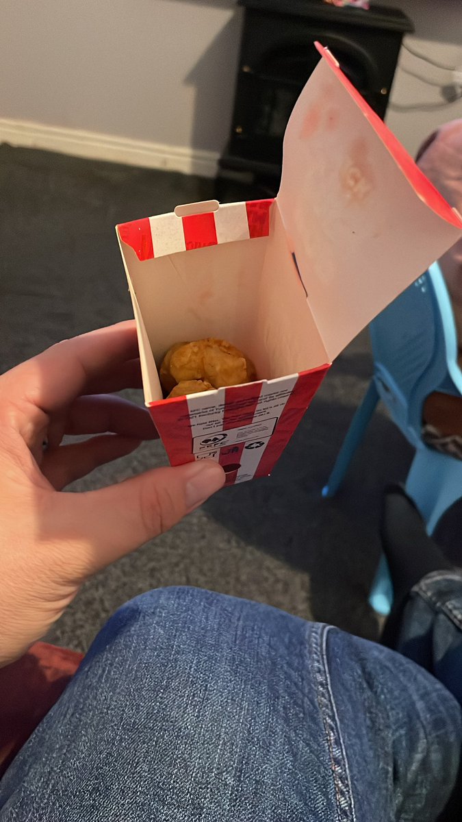 sell725's tweet photo. @KFC_UKI honestly I don’t know how KFC llansamlet are still open, time after time having orders and not right! Tonight has really hacked me off, that supposed to be a full popcorn chicken? Where is my drink? Where is the mini fillet we ordered??? All ordered via Uber eats! https://t.co/yjn4z5MAnD