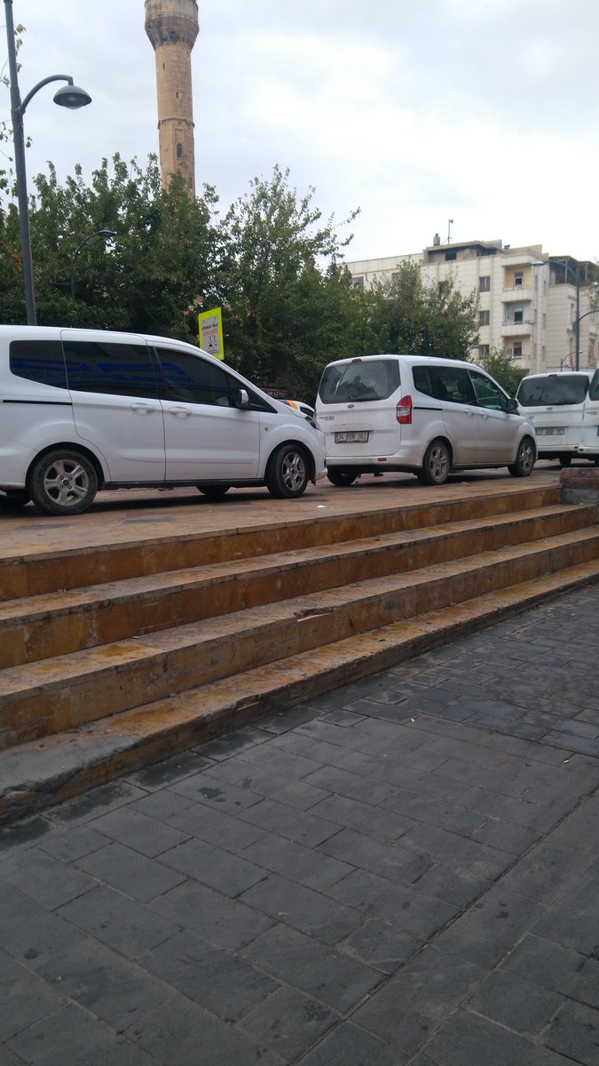 Urfa'da kaldırımdan arabalar geçer 😔