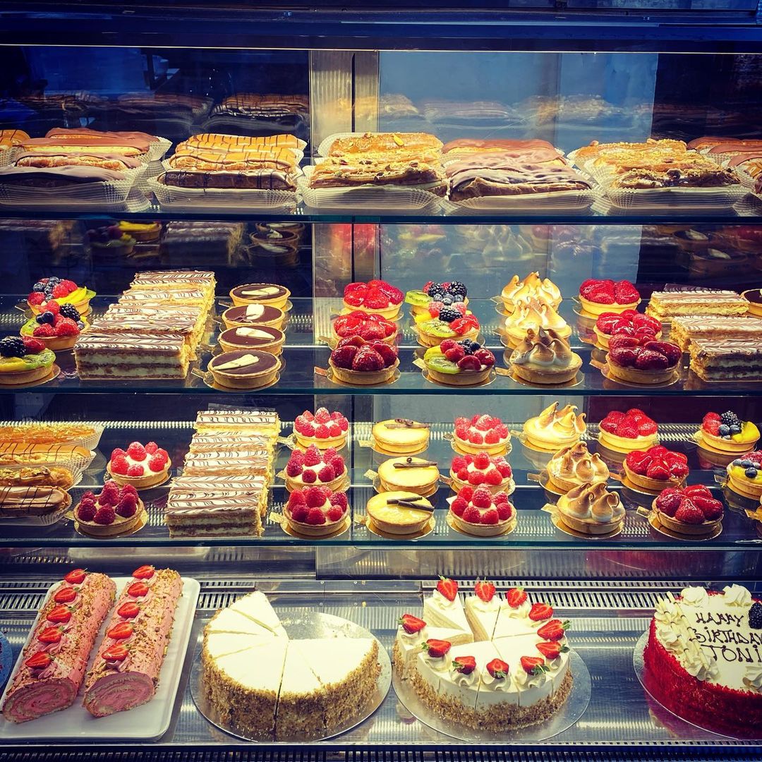 burdi_app's tweet photo. Fresh pasties and the yummiest of cakes 🥐🍰😋

@patisserie_latelier has a whole host of eye catching 👀 treats that will make you think twice about what walking past and not having a cheeky look ! 😉  

#ShopSmall #SupportLocal #EatCake  #Brixton https://t.co/MUgBQgKIZP
