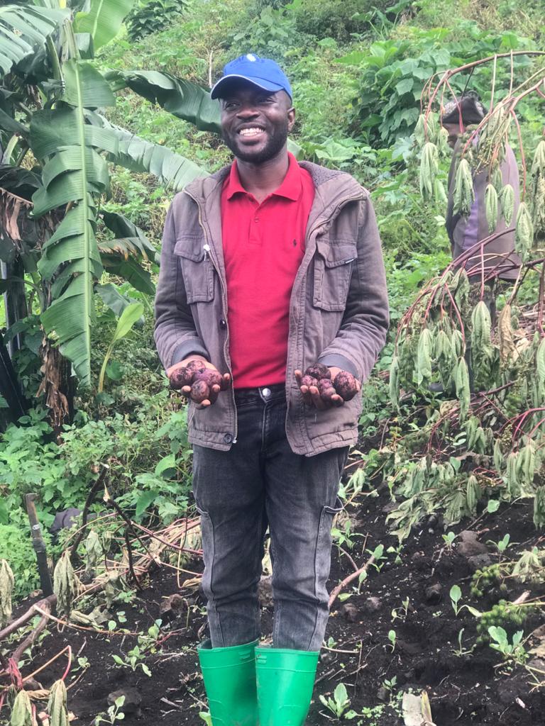 malekani_s's tweet photo. Nous devons maintenant changer la conversation en tant que JEUNES, Plier nos chemises (manches), nous former à l'Agriculture #bilanga #ukulima
le Commerce légitime.
Nourrir la nation. @leParrainRDC @FAOCongo @ypard_rdc @NELLYTSHELAMUT @beekuvuna  @24Biodrc @Rita_Masengo https://t.co/HVdZMMJ3df