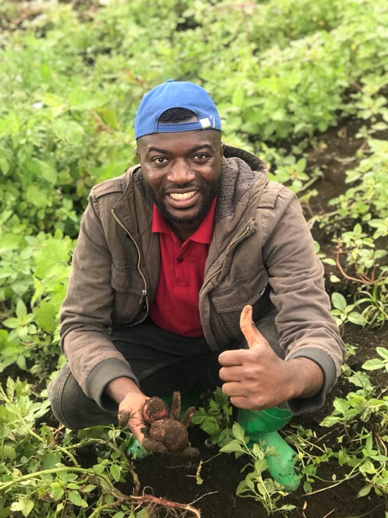 malekani_s's tweet photo. Nous devons maintenant changer la conversation en tant que JEUNES, Plier nos chemises (manches), nous former à l'Agriculture #bilanga #ukulima
le Commerce légitime.
Nourrir la nation. @leParrainRDC @FAOCongo @ypard_rdc @NELLYTSHELAMUT @beekuvuna  @24Biodrc @Rita_Masengo https://t.co/HVdZMMJ3df
