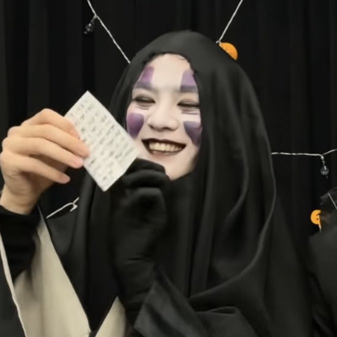 จดหมายกระดาษ1แผ่นน้องจองอูเขียนเต็มทั้งสองหน้าเลย🥺 พี่คุนยิ้มแป้นมาเลยอะตอนรู้ว่าอันนี้ของน้อง แงก็เลี้ยงมากับมือเนอะ😭