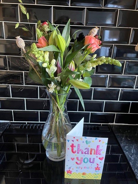 PlatformNewHome's tweet image. A thoughtful gift from one of our Shared Ownership buyers as a thank you to our Area Sales Manager, Donna!
💐🏡