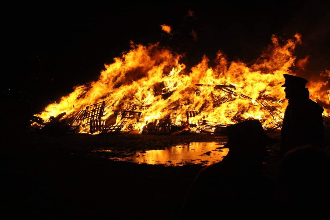 Sussex_Bonfire's tweet photo. A few photos from Littlehampton bonfire on Saturday night. Another big bonfire to warm up around on a chilly & windy night #sussexbonfire #littlehamptonbonfire #bonfireisback #bonfire #Littlehampton #Sussex #procession #westsussex https://t.co/BDzo2S2Ps8
