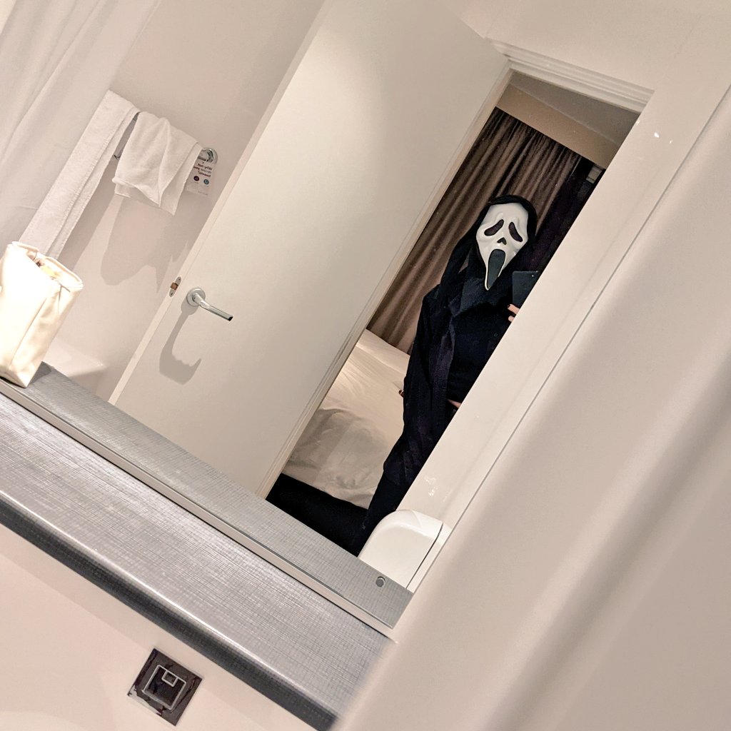 EllisHorler's tweet photo. enjoyed being ghostface a tad too much last night @ScreamMovies https://t.co/xbF8MehbPl