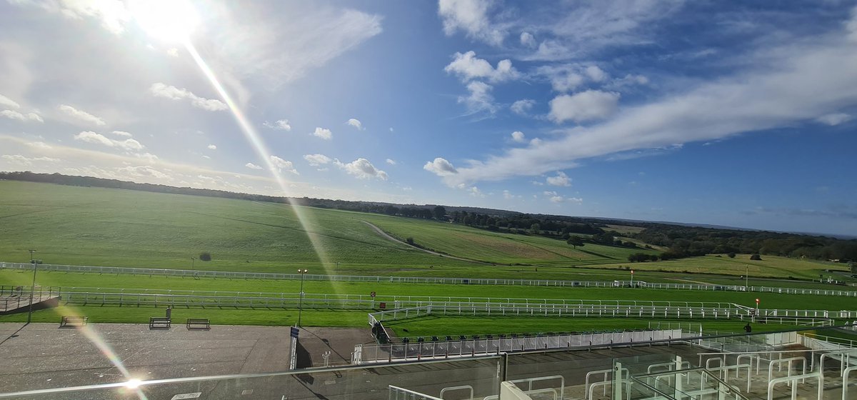 It's a gorgeous day at @EpsomRacecourse for the @LEOacademies #GrowingGreatPeople conference :) Suitably refreshed, we're now listening to a great keynote by @Emma_Turner75 , encouraging us to 'be more toddler' :)