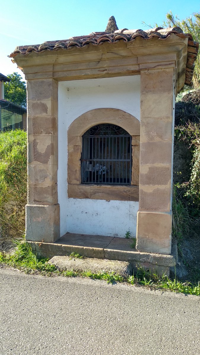 Fundacioncardin's tweet photo. Festividad de #TodosLosSantos ,día de #difuntos ,de ofrendas y también de recordar esas viejas tradiciones 🕯️. Una de ellas os la mostramos el viernes pasado ,pero os dejámos tres ejemplos de las #CapillasDeÁnimas de #Villaviciosa 🍎 #Grases #Perviyao y #Piedrafita @Comarcasidra https://t.co/ER55y21xLh