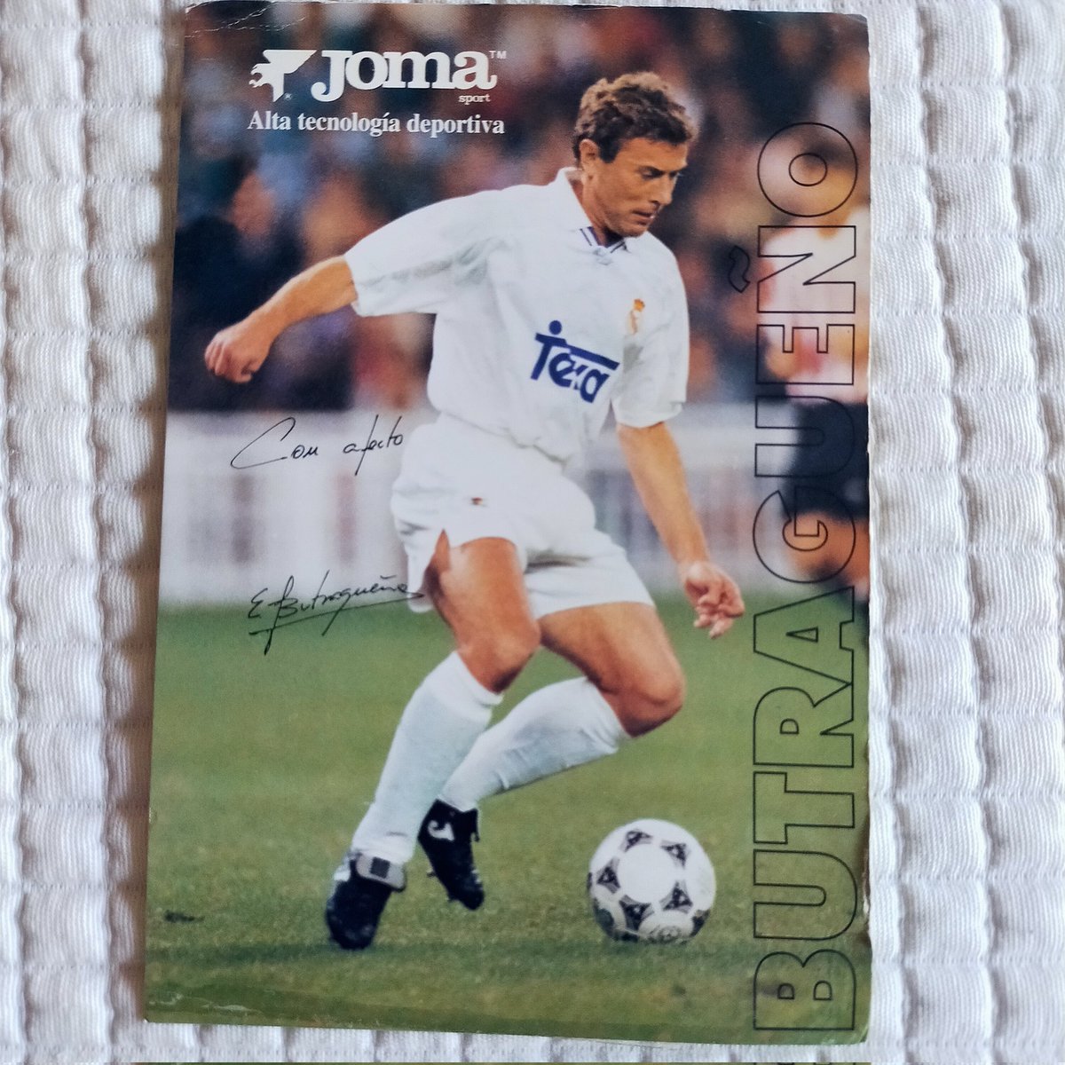 entrebiciybalon's tweet photo. No sé vosotros, pero yo echo de menos las postales de jugadores nacionales del @realmadrid con @JomaSport  Souvenir de la perfumería de la familia Butragueño #coleccionismo #botasjoma @Rancoma_ @futbolretroes @HistoriaCromos @tonintorero #futbol #elbuitre @Cromomania1 @retro_plus https://t.co/ojwvn35OIx