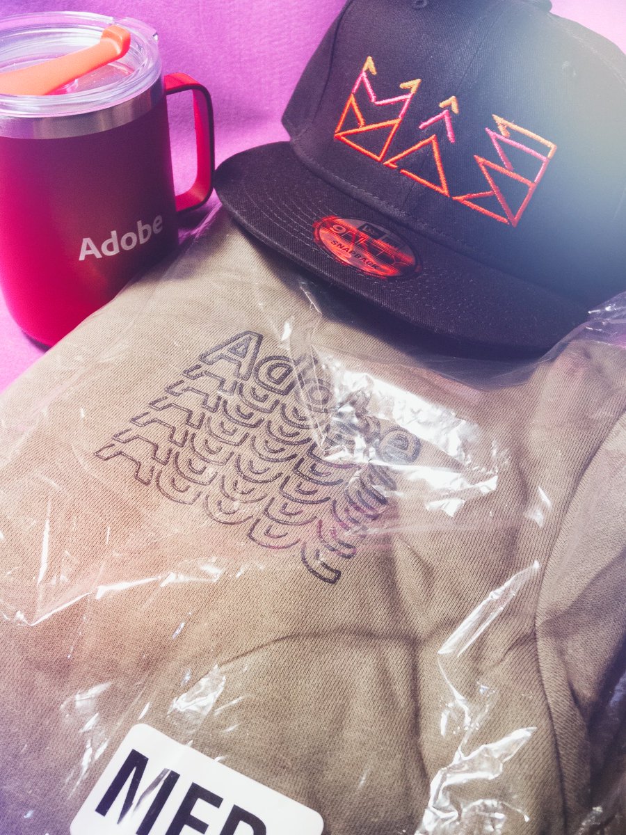 masart_workz's tweet photo. MAX Store で購入した帽子とパーカー,マグカップが届きました。予想より速く到着。そして,マグカップが思っていたよりも大きかった(^-^;)
#AdobeMAX2021
#MAXStore https://t.co/M0xooSWcM4