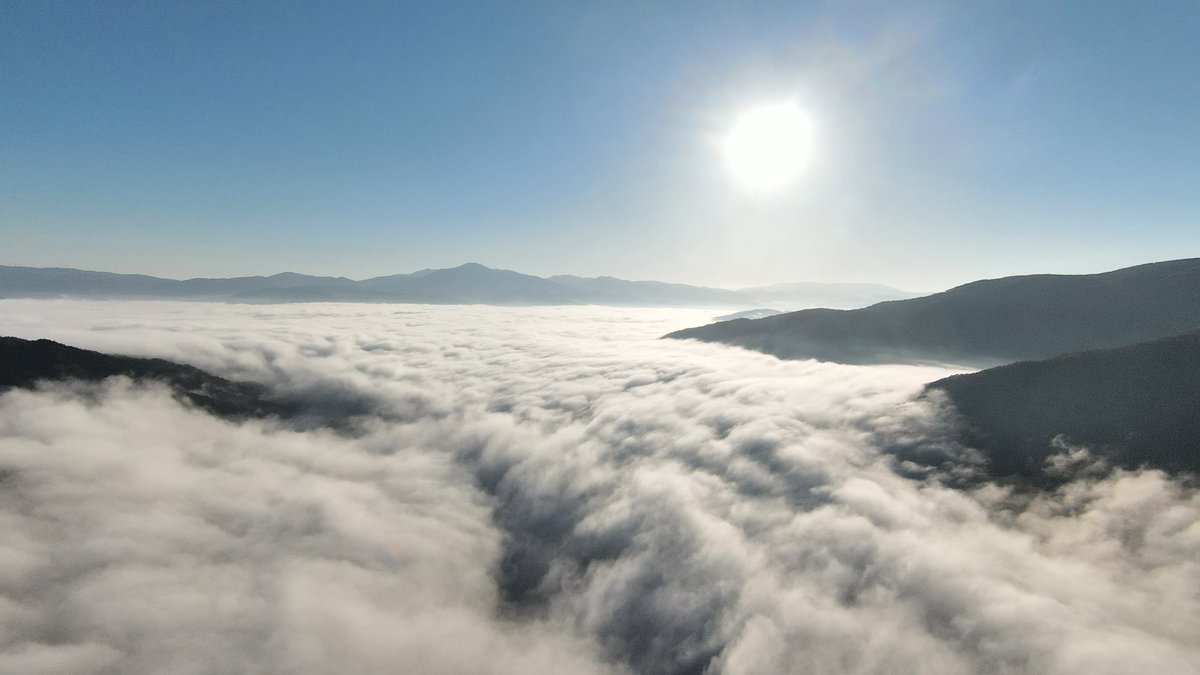 StudioRei's tweet image. #GPV気象予報 weather-gpv.info で #雲一つない #快晴 の筈なのに「曇りじゃん！」って場合は大抵 #雲海 の下。標高100～200ｍ位の高さの山から見渡せる条件があれば、#天国 の住人になったような #美しい世界 。#写真好きな人と繋がりたい #ファインダー越しの私の世界 #岩手 #遠野 #紅葉 #秋