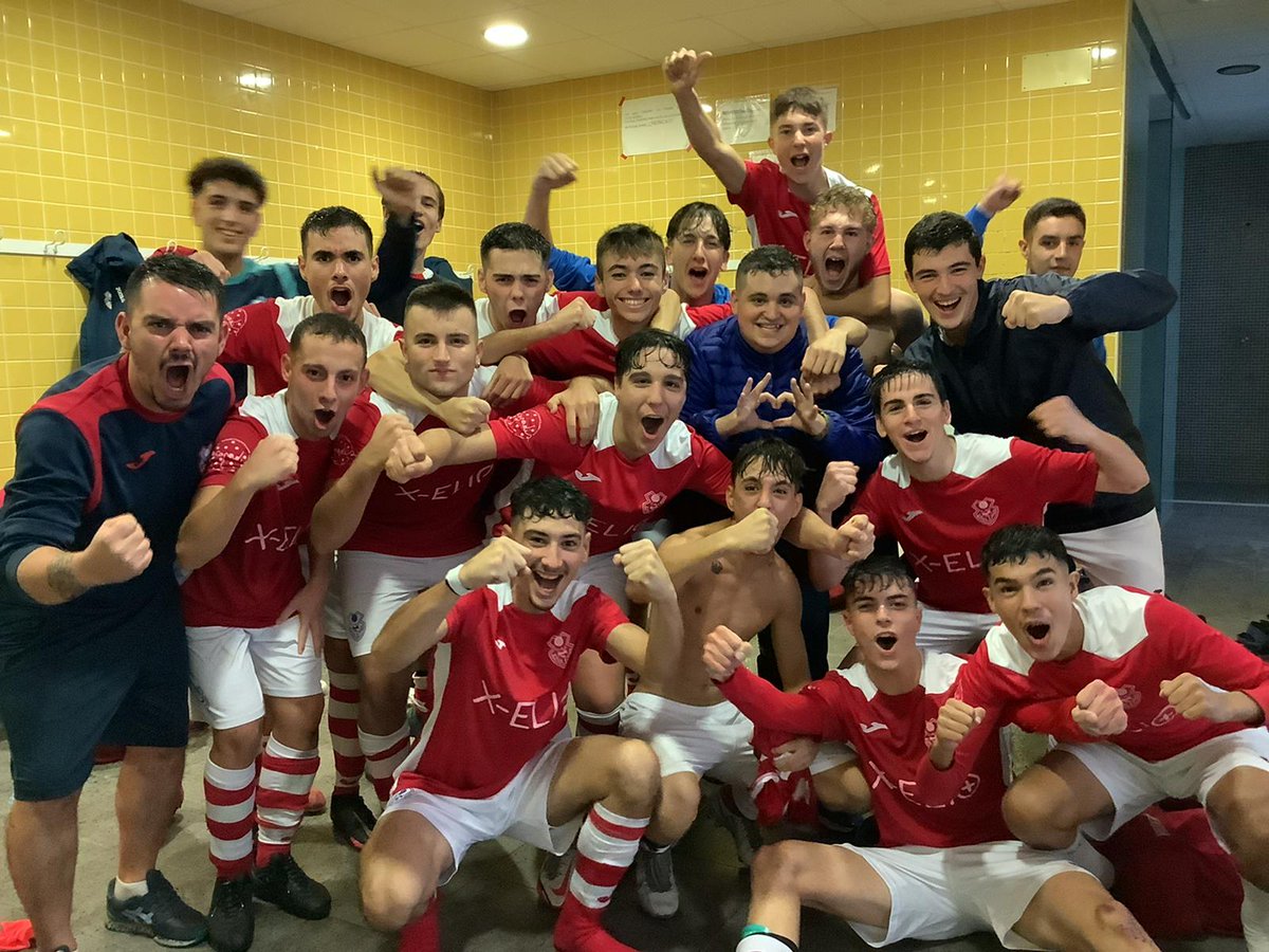 Resultados |
Juvenil A 3- 0 Jumilla. 
En la primera parte los chicos dejaron el resultado de 2-0 con un golazo de ruso y otro de Javi. 
Y en los instantes finales Paco conseguía hacer el 3-0 tras un error del portero rival. Nuestro juvenil esta jugando muy bien y subiendo puestos