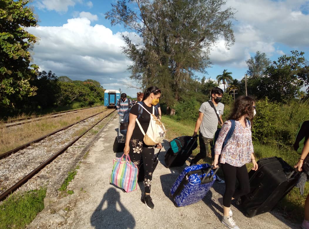osanamoleriop's tweet photo. ¡Lo logramos! Más de 2500 alumnos llegaron ayer al campus de #UCLVnuestra para continuar su formación.
👉 Llegue nuestro agradecimiento al PCC, el Gobierno y la Dirección de Transporte de Villa Clara, Cfgos, SS, CA y Camagüey por su apoyo para hacer realidad este sueño. 👏🇨🇺👏 https://t.co/BkD80iJDZD