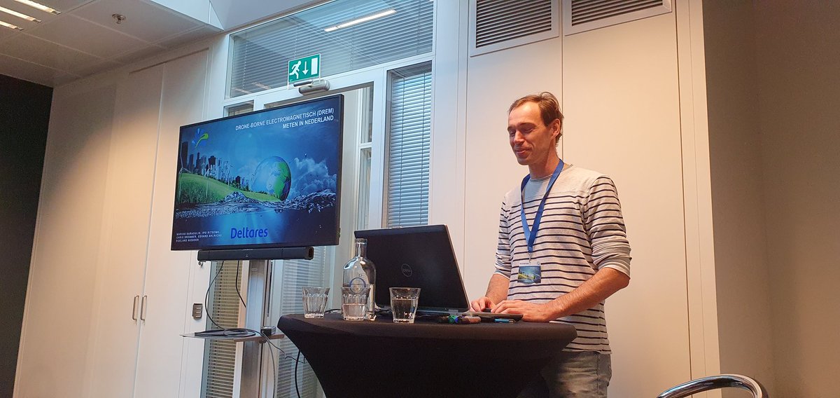 In zaal Dexter 30 <a href="/Waterinfodag/">Waterinfodag</a> neemt Roeland Nieboer <a href="/DeltaresNL/">DeltaresNL</a> ons mee in de mogelijkheden om drones in te zetten voor EM metingen