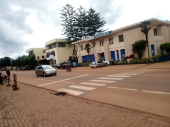 ChristopheUwiz's tweet photo. Aha niho hubatswe #Kaburimbo ya mbere mu Rwanda mu 1928. Mu cyari #Astrida. Abazi umujyi wa #Huye uyu munsi,iyo #Kaburimbo yavaga ahazwi nko #Kwa_Bihira ikagera kuri #Hoteli_Fauçon. Uyu muhanda wari hagati ya metero 150-200 ukaba warubakishijwe n'abazungu barimo #Joseph_Dardenne. https://t.co/cDVyKjQQFW