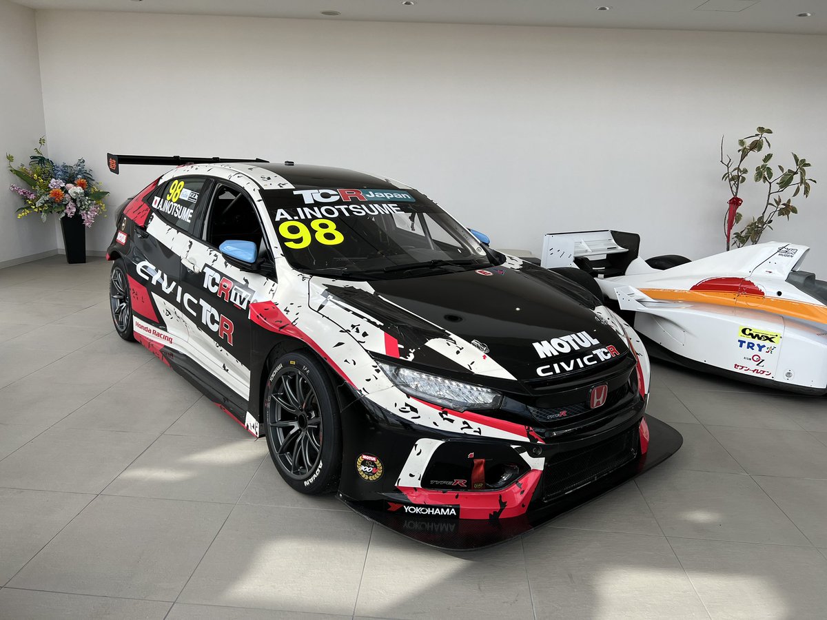 DOME_RACING's tweet photo. 昨日中に鈴鹿より帰投した98号車シビ子ちゃん、軽整備を受けてショールームで静かにしております。
今回の猪爪杏奈選手とのレース、多くの写真のアップロードに、ただただ感謝です。
また、ゴール後のグランドスタンドからの拍手の多さも沁みました。
鈴鹿のファンの皆様は本当に暖かいと感じました👍 https://t.co/PXPvXS6Qxu