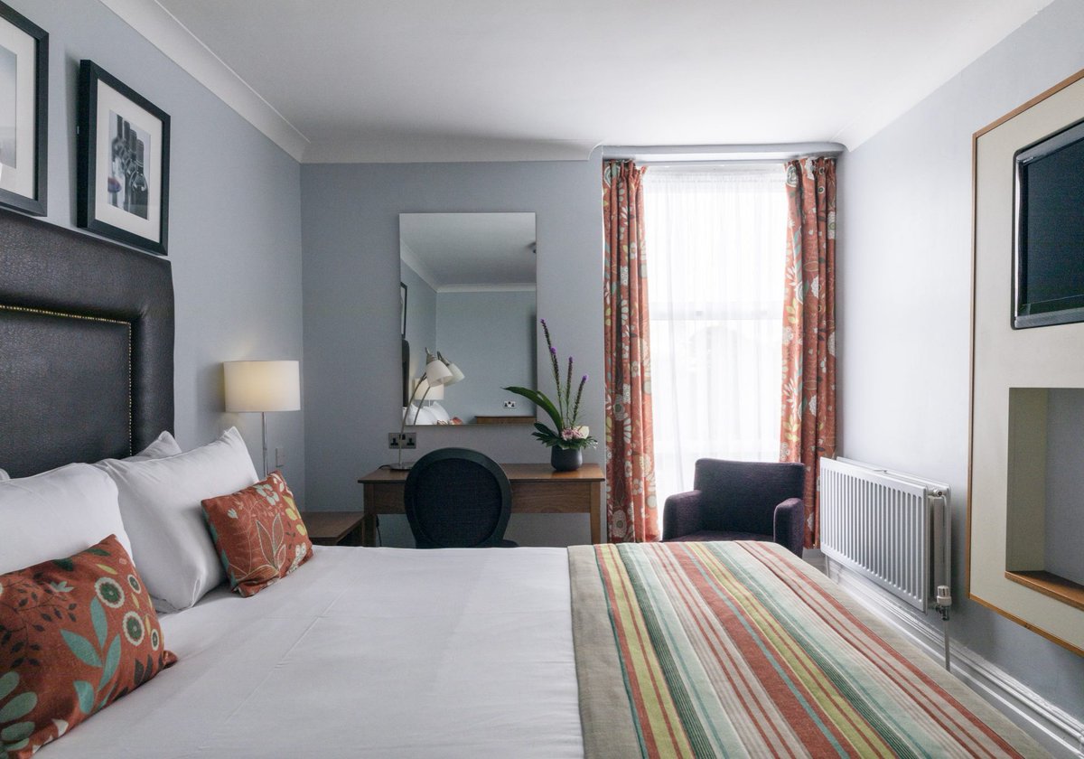 BournemouthWest's tweet photo. Happy November everyone! Why not treat yourself to a relaxing getaway at our lovely #Bournemouth spa hotel in the run up to the busy festive season? https://t.co/A7XnesMV94
#November1st #spahotel #firstofNovember #UKhotel #getaway #November #relax #MondayMotivation #UKbreaks https://t.co/3f3SQnEx3a