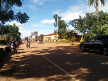 ChristopheUwiz's tweet photo. Aha niho hubatswe #Kaburimbo ya mbere mu Rwanda mu 1928. Mu cyari #Astrida. Abazi umujyi wa #Huye uyu munsi,iyo #Kaburimbo yavaga ahazwi nko #Kwa_Bihira ikagera kuri #Hoteli_Fauçon. Uyu muhanda wari hagati ya metero 150-200 ukaba warubakishijwe n'abazungu barimo #Joseph_Dardenne. https://t.co/cDVyKjQQFW