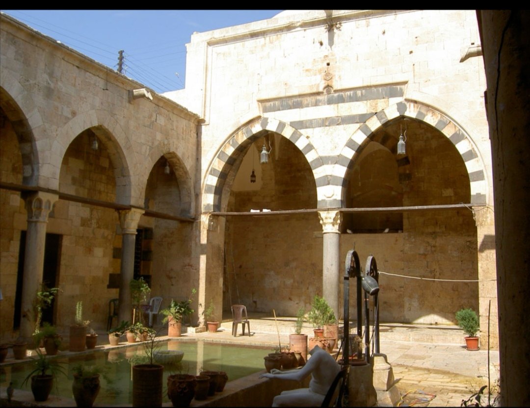 في القرون المتأخرة انحصرت #الصورة_الذهنية للأوقاف في المساجد والشؤون الدينية فقط. 
بينما كانت تغطي معظم #الخدمات_العامة للمجتمع