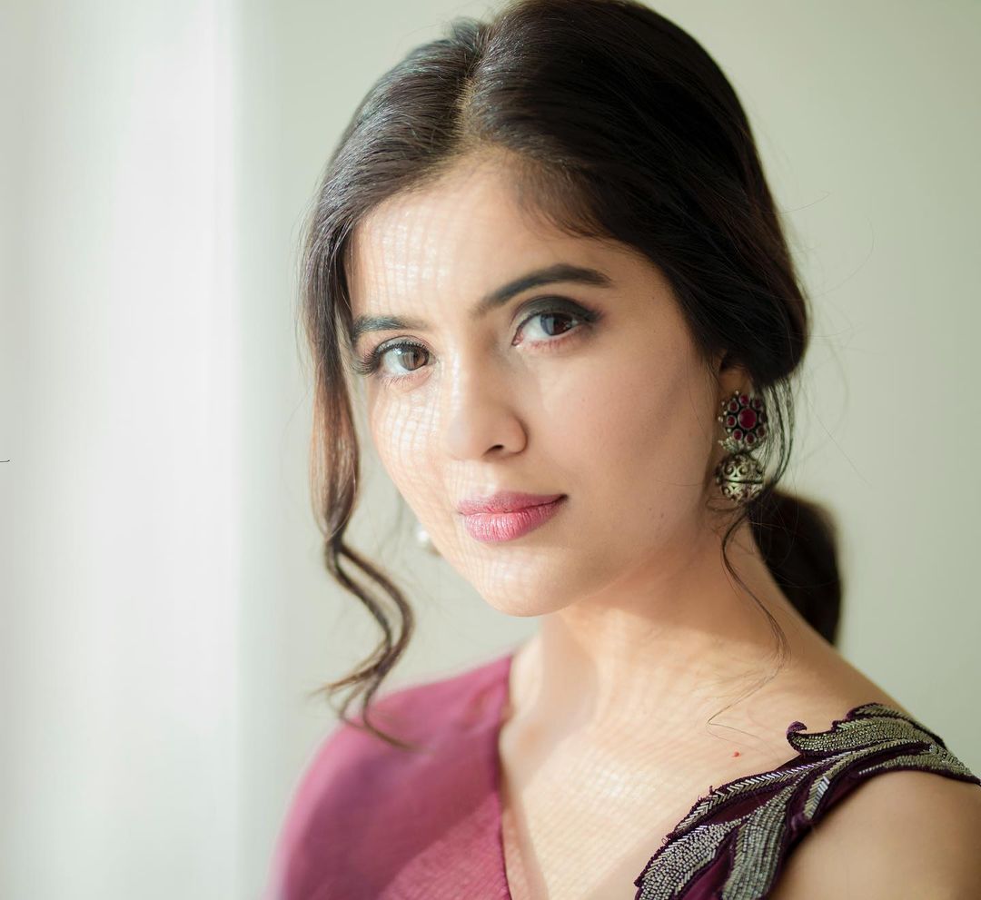 telugufilmnagar's tweet photo. All eyes on her! 🤩

@Actor_Amritha #AmrithaAiyer #TeluguFilmNagar https://t.co/n1qfyYwPu8