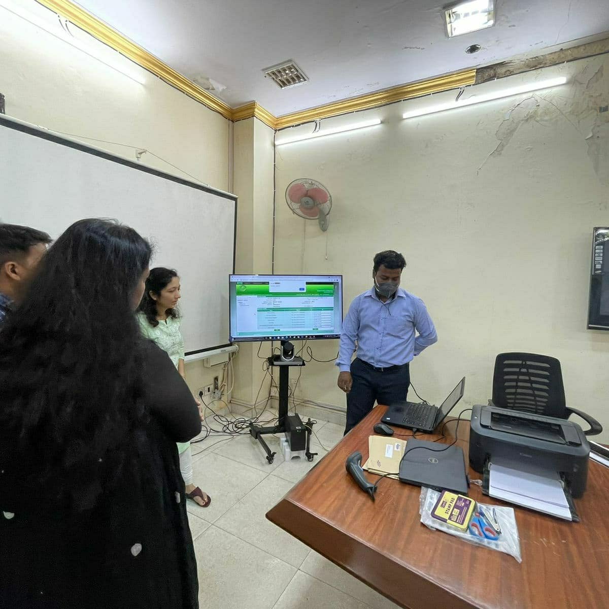 SmtJMOfficial's tweet photo. The #DepartmentOfRevenue in partnership with the #DepartmentOfPost is launching a service that will serve notices to interested parties in partition matters - a huge step forward in making this  task easy for the public with the convenience of the e-Revenue portal. (1/2) https://t.co/JSiUX68fNj