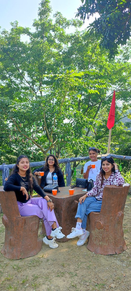 Namratadahal3's tweet photo. मौसम , साथी अनि चिया  सँगै मिठो गफ 😊 https://t.co/axzPqK1J6J