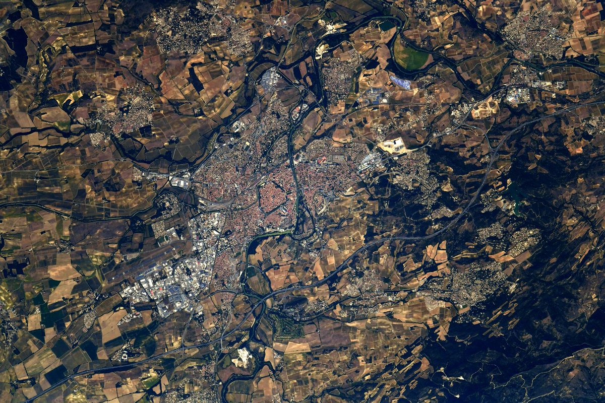 #UnJourUneVille🇫🇷 Il me reste quelques villes Françaises à publier, aurai-je le temps d’ici la fin de #MissionAlpha… suspense 😉 J’essaierai d’en poster 1 chaque matin jusqu’au retour.
On commence par Carcassonne et ses remparts médiévaux. On bâtissait pour durer à l’époque !